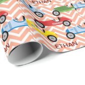 Laufende Auto-Auto-buntes sortiert auf Zickzack Geschenkpapier (Rolleneckpunkt)