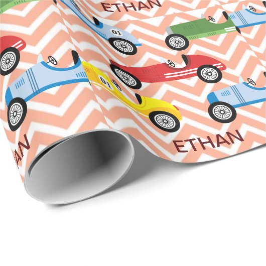 Laufende Auto-Auto-buntes sortiert auf Zickzack Geschenkpapier (Rolleneckpunkt)