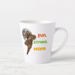 Laufende Sasquatch-Abenteuer-Glaubens-Design Milchtasse