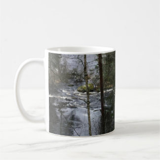 Laufende Wasserlandschaft in Finnland Kaffeetasse