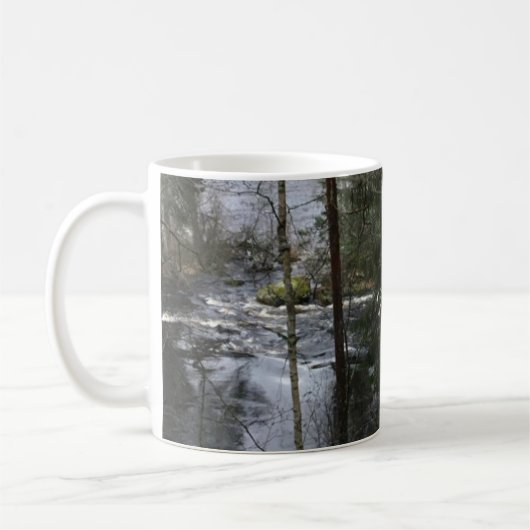 Laufende Wasserlandschaft in Finnland Kaffeetasse (Links)