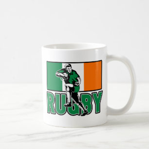 laufender Ball des Rugbyspielers, der Kaffeetasse