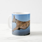 Laufender Brindled Sighthound Kaffeetasse (Vorderseite Links)