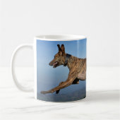Laufender Brindled Sighthound Kaffeetasse (Links)