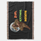Laufender Sasquatch-Abenteuer-Glaube-Design Wurf B Decke (Vorderseite Vertikal)