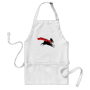 Laufendes Boston Terrier, das roten Schal trägt Schürze