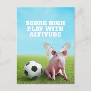 Laufendes rosa fliegendes Schwein Fußball lustiger Postkarte