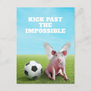 Laufendes rosa fliegendes Schwein Fußball lustiger Postkarte