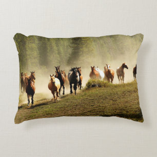 Laufpferde auf der Ranch von Montana Dekokissen
