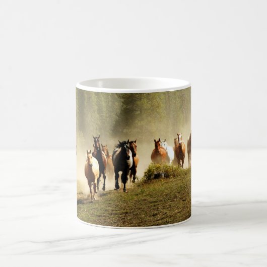Laufpferde auf der Ranch von Montana Kaffeetasse (Mittel)