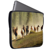 Laufpferde auf der Ranch von Montana Laptopschutzhülle (Vorne Rechts)