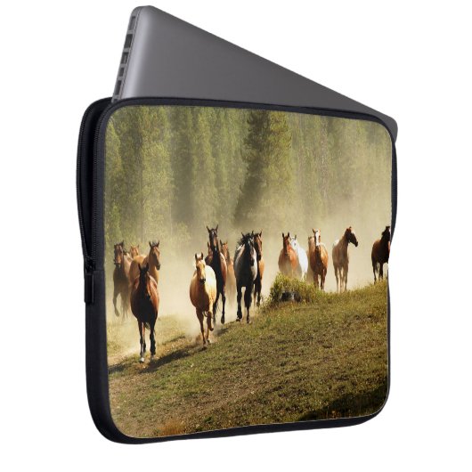 Laufpferde auf der Ranch von Montana Laptopschutzhülle (Vorne Rechts)