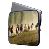 Laufpferde auf der Ranch von Montana Laptopschutzhülle (Vorderseite Links)