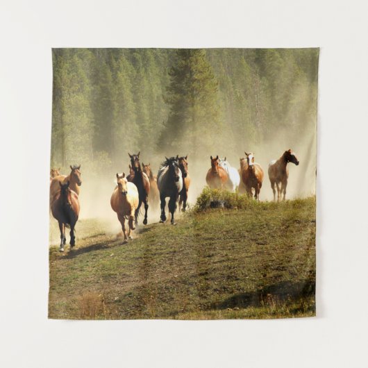 Laufpferde auf der Ranch von Montana Wandteppich (Vorderseite)