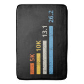 Laufstrecken I - 5K 10K 13,1 26,2 Marathonläufer Badematte (Vorderseite Vertikal)