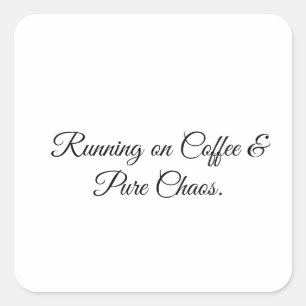 Läuft auf Kaffee & purer Chaos. Quadratischer Aufkleber
