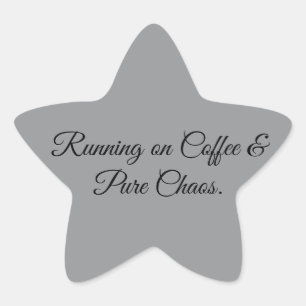 Läuft auf Kaffee & purer Chaos. Stern-Aufkleber