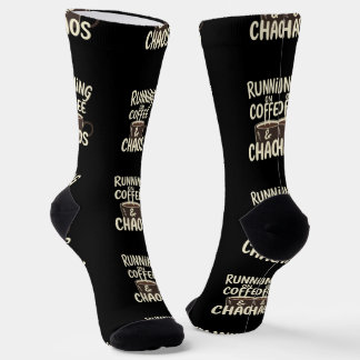 Läuft auf Kaffee und Chaos Lustige Lifestyle-Kunst Socken
