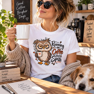 Läuft auf Kaffee und Trotz Lustige Eule Tri-Blend Shirt