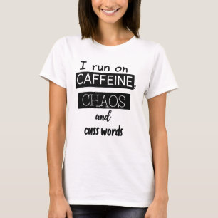 Läuft auf Koffein, Chaos und Kraftausdrücken T-Shirt