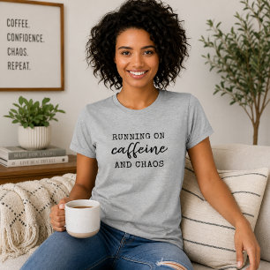 Läuft auf Koffein und Chaos T-Shirt