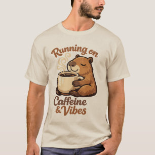 Läuft auf Koffein & Vibes Capybara Kaffeeliebhaber T-Shirt