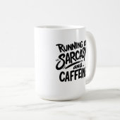 Läuft auf Sarkasmus und Koffein Kaffeetasse (VorderseiteRechts)