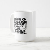 Läuft auf Sarkasmus und Koffein Kaffeetasse (Vorderseite Links)