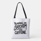Läuft auf Sarkasmus und Koffein Tasche (Rückseite)