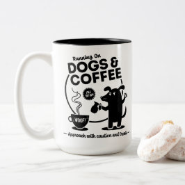 Läuft mit Hunden und Kaffee 15 oz. Zweifarbige Tasse