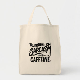 Läuft mit Sarkasmus und Koffein Tragetasche