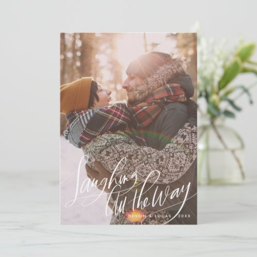 Laughing All Way Script Weihnachtsfotokarte Einladung (Stehend Vorderseite)