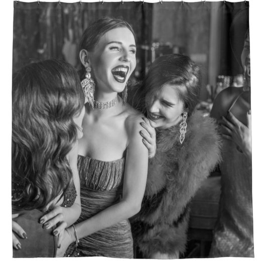 Laughing Girls: stilvolles schwarz-weißes Foto Duschvorhang (Vorderseite)