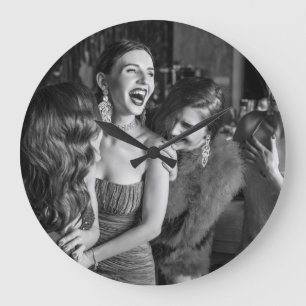 Laughing Girls: stilvolles schwarz-weißes Foto Große Wanduhr
