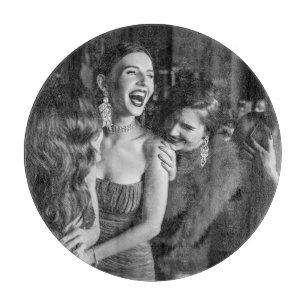 Laughing Girls: stilvolles schwarz-weißes Foto Schneidebrett