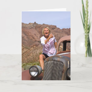 Laughing Retiree Riding Antique Car in der Wüste Karte