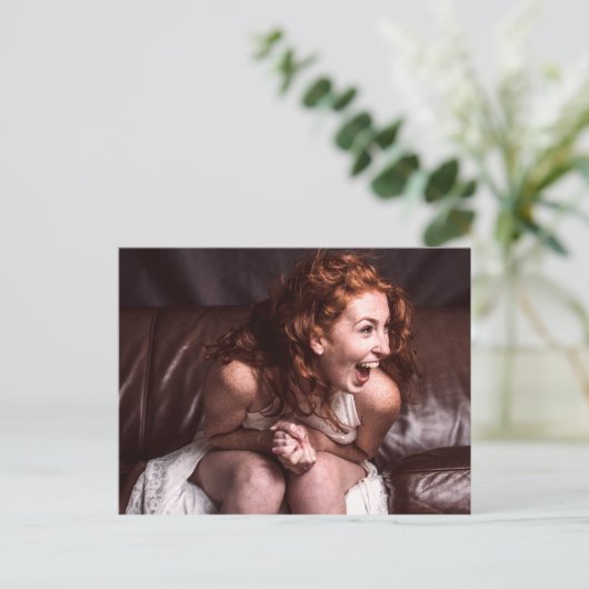 Laughing Young Actress Postkarte (Stehend Vorderseite)