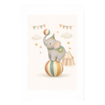 Launenhafter Elefant auf einem Ball