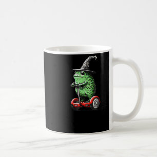 Launenhafter Froschzauberer auf dem Weg, um albern Kaffeetasse