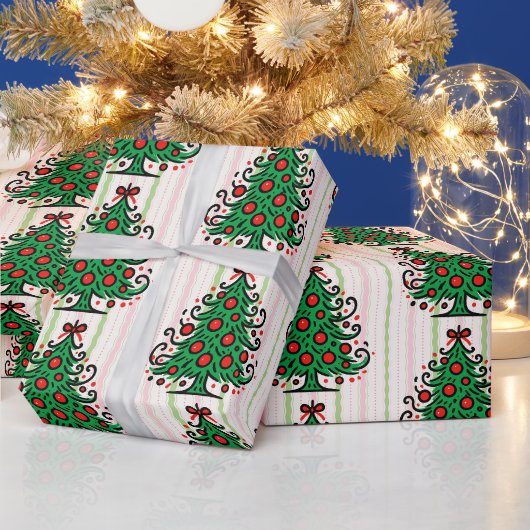 Launige grüne Weihnachtsbäume Pastellstreifen Geschenkpapier (Feiertage)