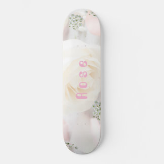 Launische Rose und weiße Blüten Skateboard