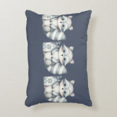 Launische Szene mit Waschbär bei einer Waldhütte i Dekokissen (Vorderseite(Vertikal))