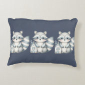 Launische Szene mit Waschbär bei einer Waldhütte i Dekokissen (Rückseite)