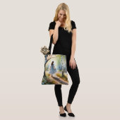 Launisches Mädchen tanzt durch Birkenwald Tasche (Am Model)