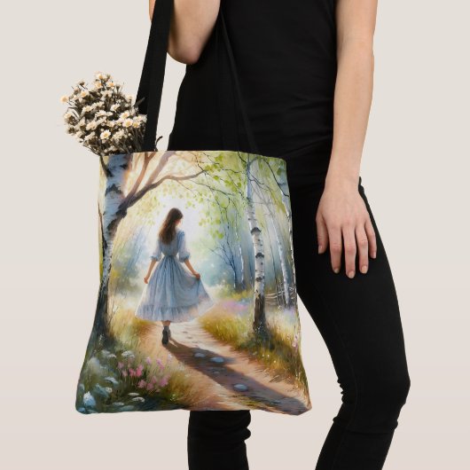 Launisches Mädchen tanzt durch Birkenwald Tasche (Von Nahem)