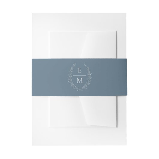 Laurel Dusty Blue Monogram-Ehrring Einladungsbanderole (Vorderseite Beispiel)