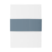 Laurel Dusty Blue Monogram-Ehrring Einladungsbanderole (Rückseitenbeispiel)