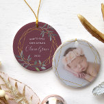 Laurel Leaf Baby's First Christmas Foto Keramik Ornament<br><div class="desc">Feiern Sie Ihr erstes Weihnachtsfest mit diesem bezaubernden Urlaubsornament. Das runde Design beinhaltet neben dem Namen des Babys und dem Jahr "das erste Weihnachtsfest des Babys",  umgeben von einem Imitat mit goldenen Rahmen und grünen Blätter. Fügen Sie der Rückseite ein Foto mit einem passenden goldenen geometrischen Rahmen hinzu.</div>