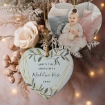 Laurel Leaf Baby's First Christmas Foto Keramik Ornament<br><div class="desc">Feiern Sie Ihr erstes Weihnachtsfest mit diesem bezaubernden Urlaubsornament. Das süße,  herzförmige Design zeichnet sich durch "das erste Weihnachtsfest des Babys",  den Namen des Babys und das Jahr aus,  umgeben von einem Imitat mit goldenen Folienabdeckung und grünen Wintern-Blätter. Fügen Sie der Rückseite ein Foto hinzu.</div>