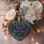 Laurel Leaf Baby's First Christmas Foto Keramik Ornament<br><div class="desc">Feiern Sie Ihr erstes Weihnachtsfest mit diesem bezaubernden Urlaubsornament. Das süße,  herzförmige Design zeichnet sich durch "das erste Weihnachtsfest des Babys",  den Namen des Babys und das Jahr aus,  umgeben von einem Imitat mit goldenen Folienabdeckung und grünen Wintern-Blätter. Fügen Sie der Rückseite ein Foto hinzu.</div>